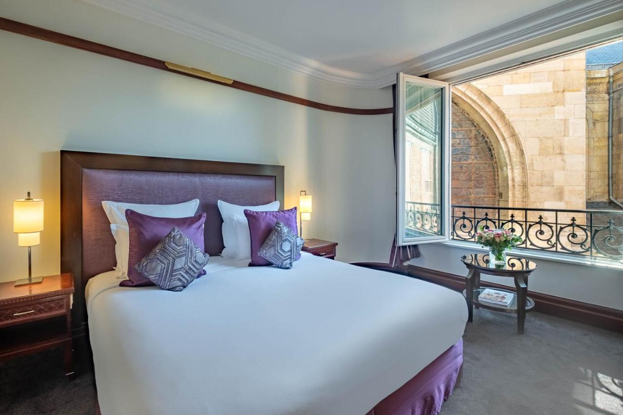 皇家庞特酒店 巴黎 外观 照片 A bedroom at the hotel