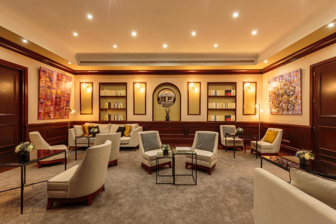 皇家庞特酒店 巴黎 外观 照片 The Club Lounge at the airport