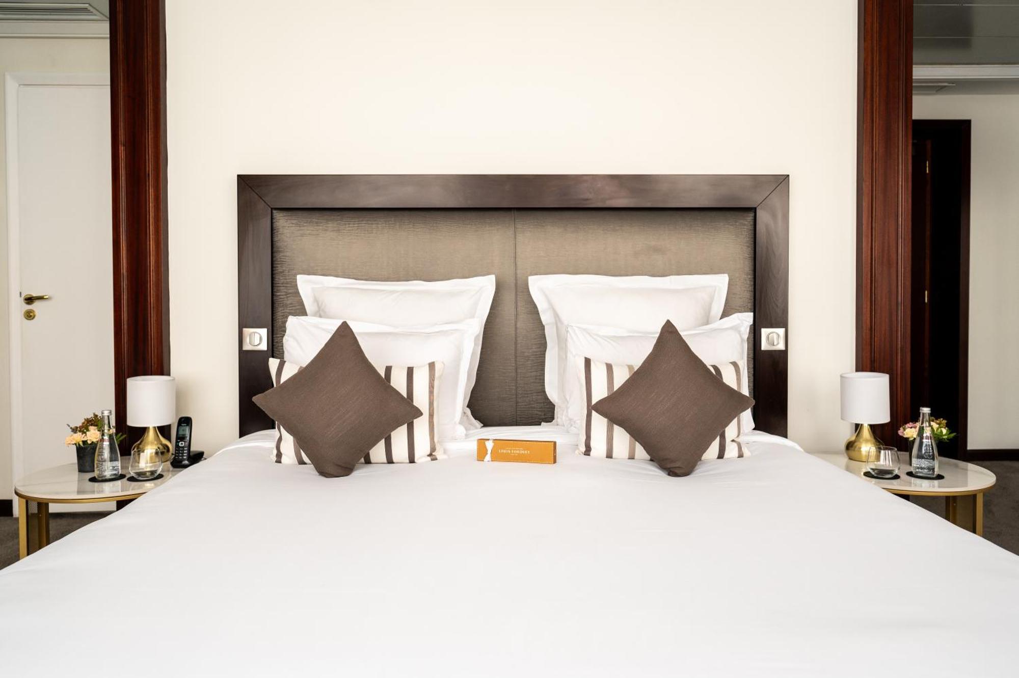 皇家庞特酒店 巴黎 外观 照片 A bedroom at the hotel