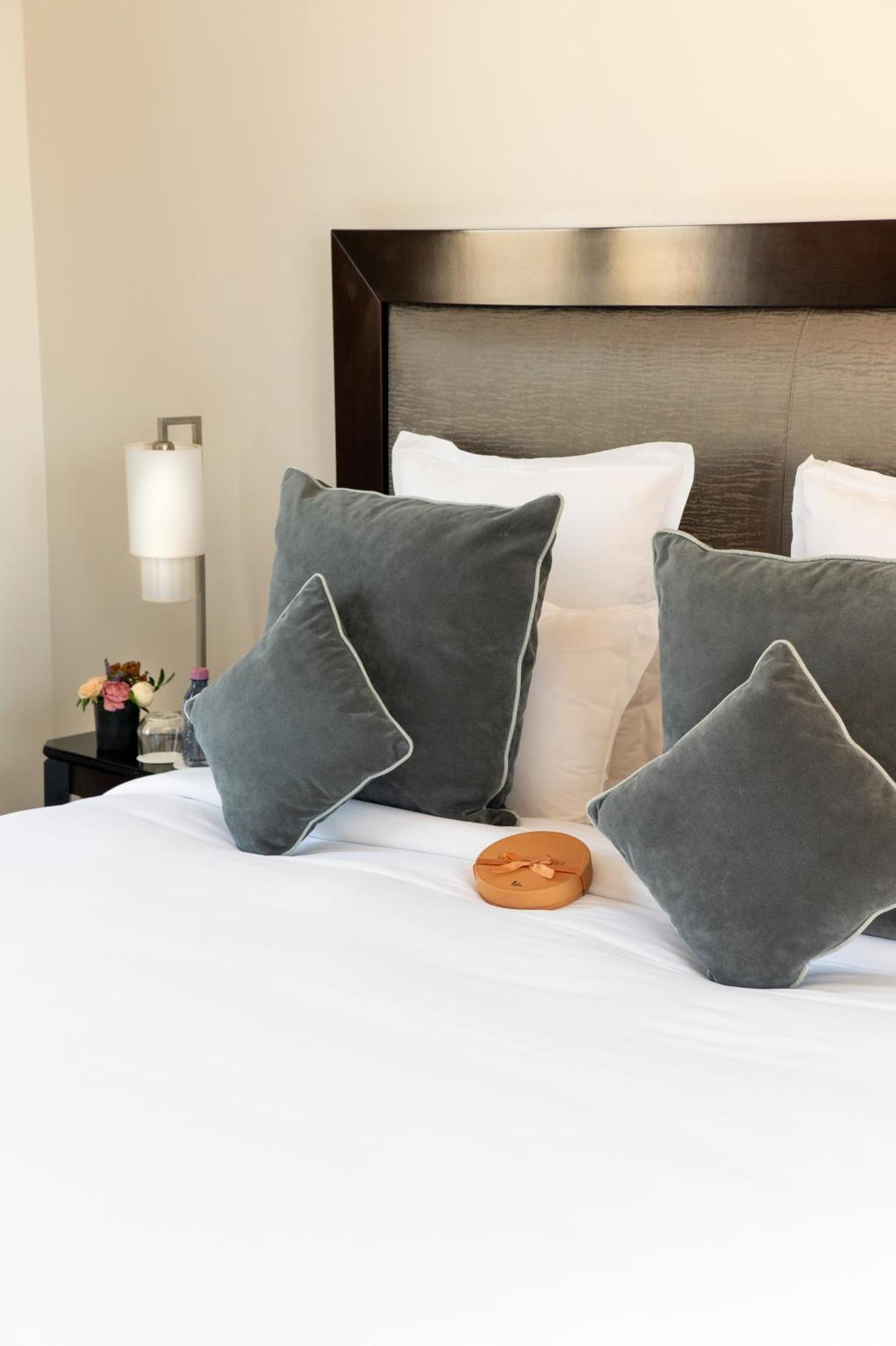 皇家庞特酒店 巴黎 外观 照片 A bed with cushions