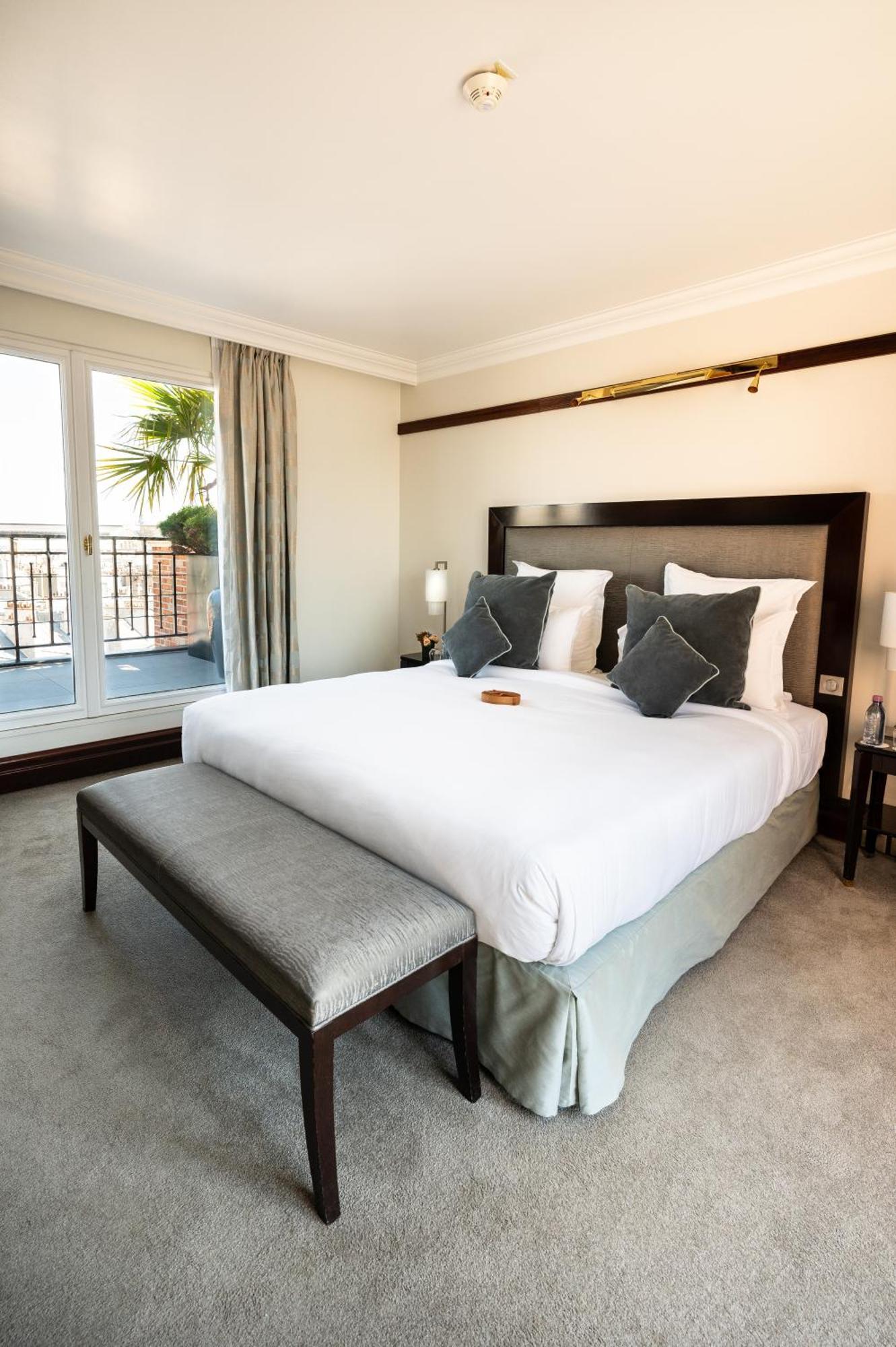 皇家庞特酒店 巴黎 外观 照片 A bedroom at the hotel