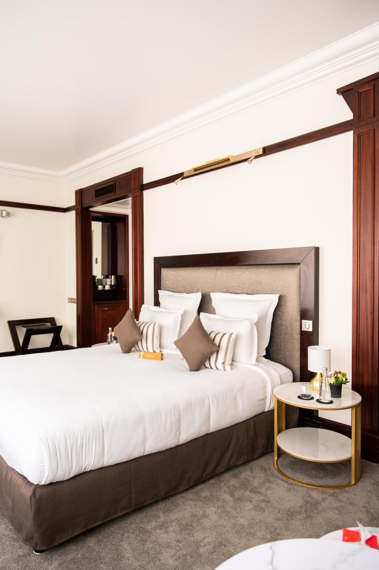皇家庞特酒店 巴黎 外观 照片 A bedroom at the hotel